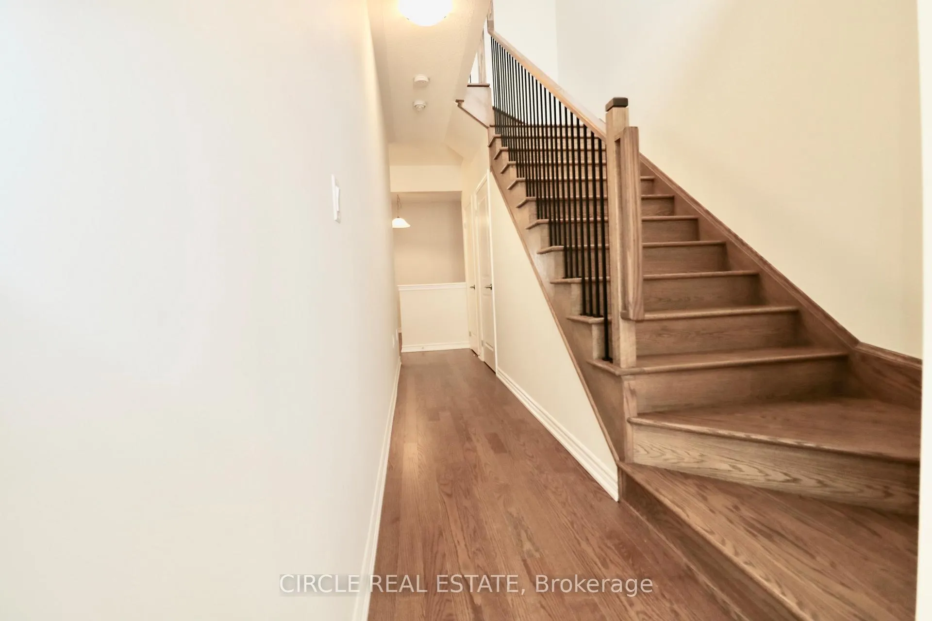 Photo 2 of 35 Phoenix Boulevard, Barrie, Painswick South — HOMEH