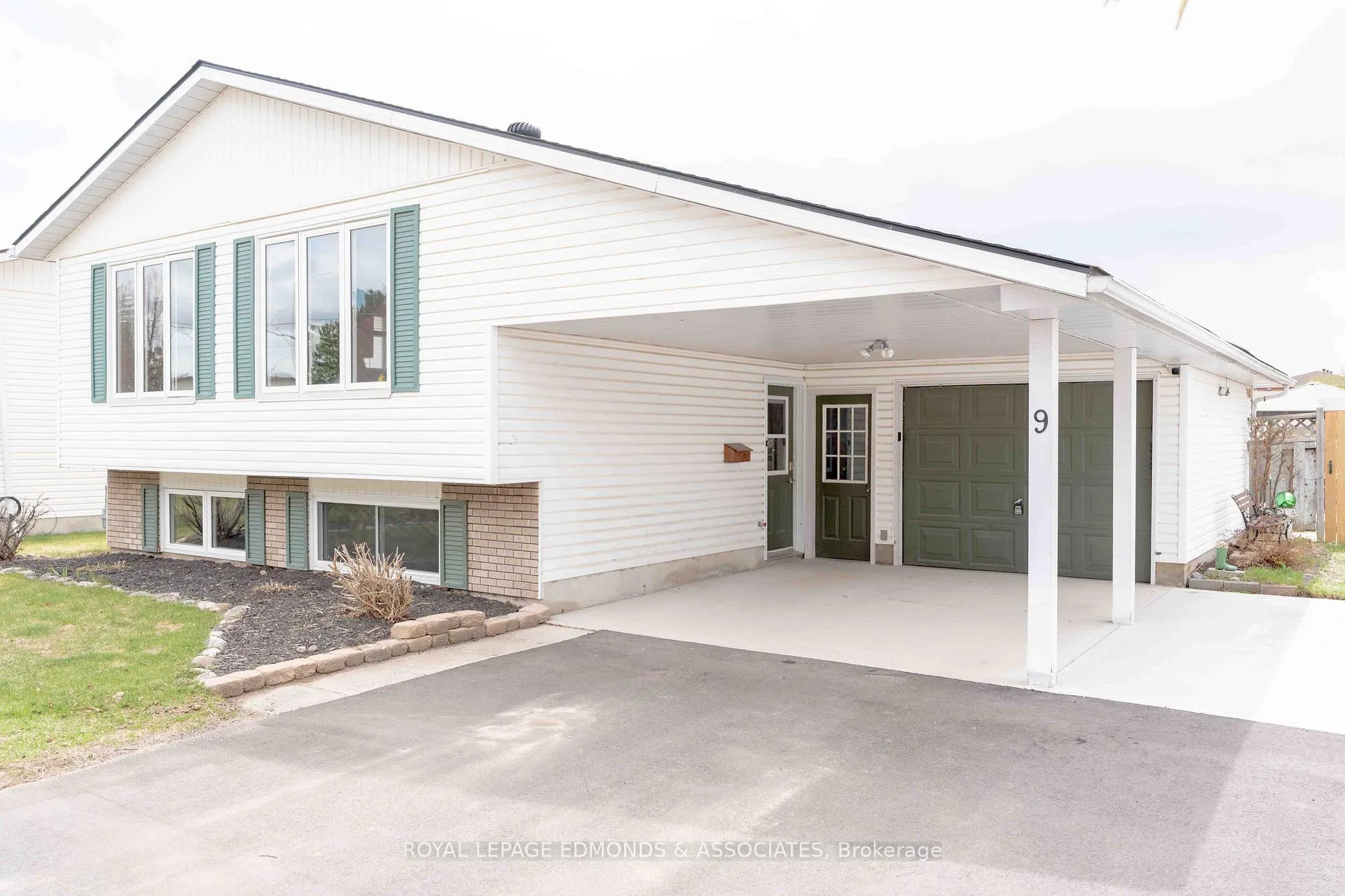 Photo 2 of 9 Dutch Drive, Petawawa — HOMEH