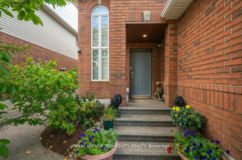 Photo 3 of 15 Armour Crescent, Hamilton, Meadowlands — HOMEH