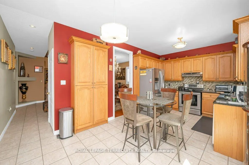 Photo 9 of 15 Armour Crescent, Hamilton, Meadowlands — HOMEH