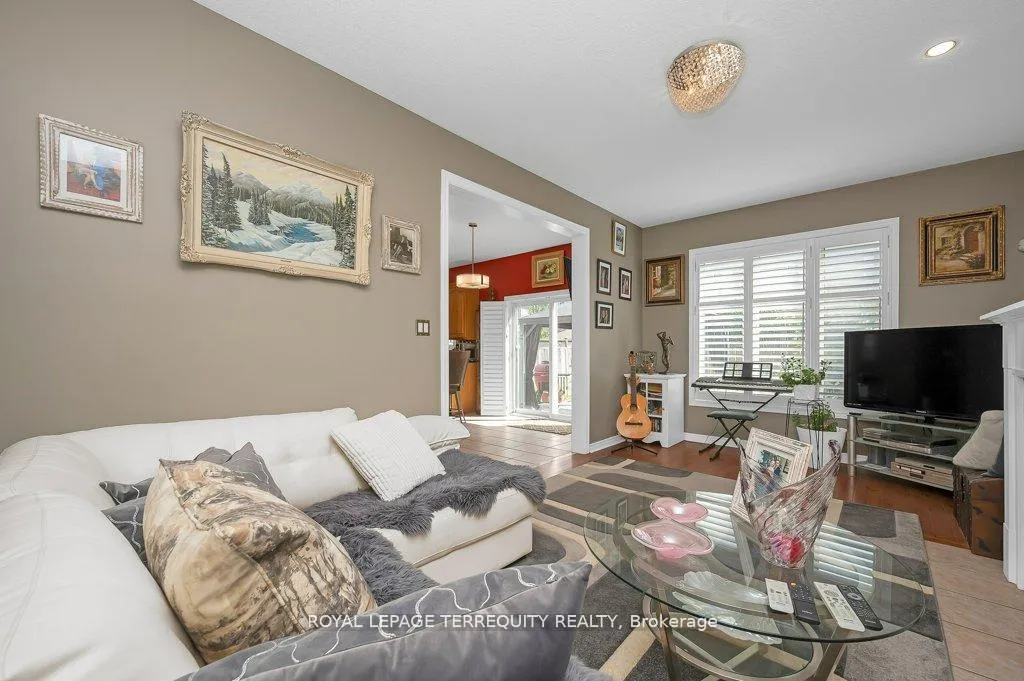 Photo 12 of 15 Armour Crescent, Hamilton, Meadowlands — HOMEH