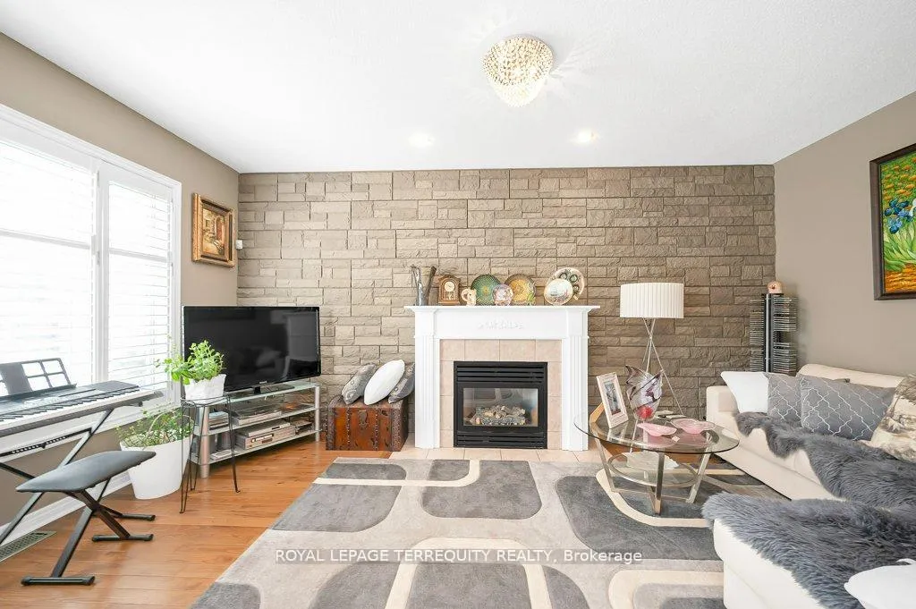 Photo 13 of 15 Armour Crescent, Hamilton, Meadowlands — HOMEH