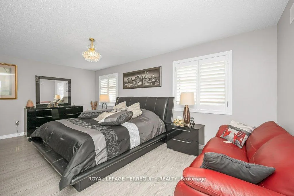 Photo 14 of 15 Armour Crescent, Hamilton, Meadowlands — HOMEH