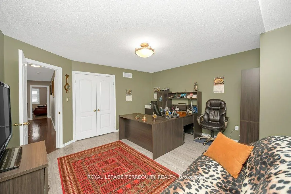 Photo 23 of 15 Armour Crescent, Hamilton, Meadowlands — HOMEH