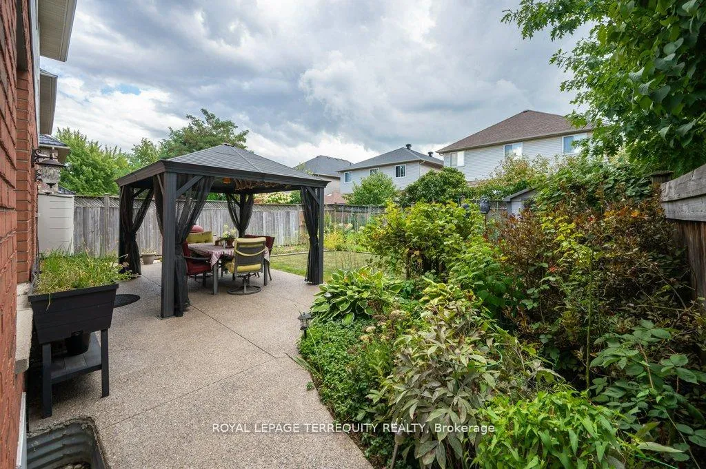 Photo 24 of 15 Armour Crescent, Hamilton, Meadowlands — HOMEH
