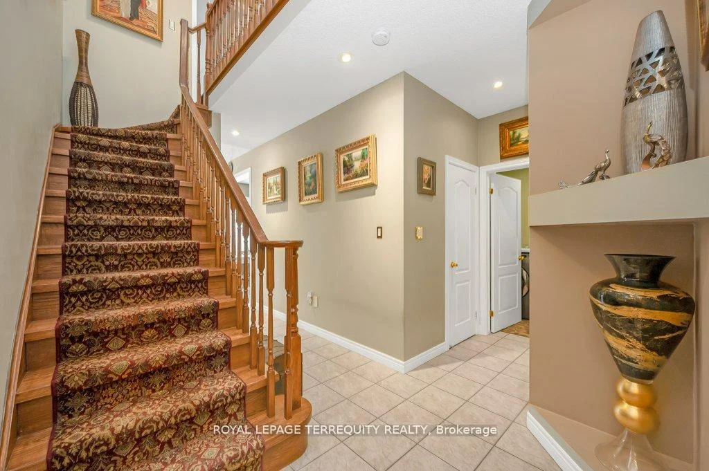Photo 8 of 15 Armour Crescent, Hamilton, Meadowlands — HOMEH