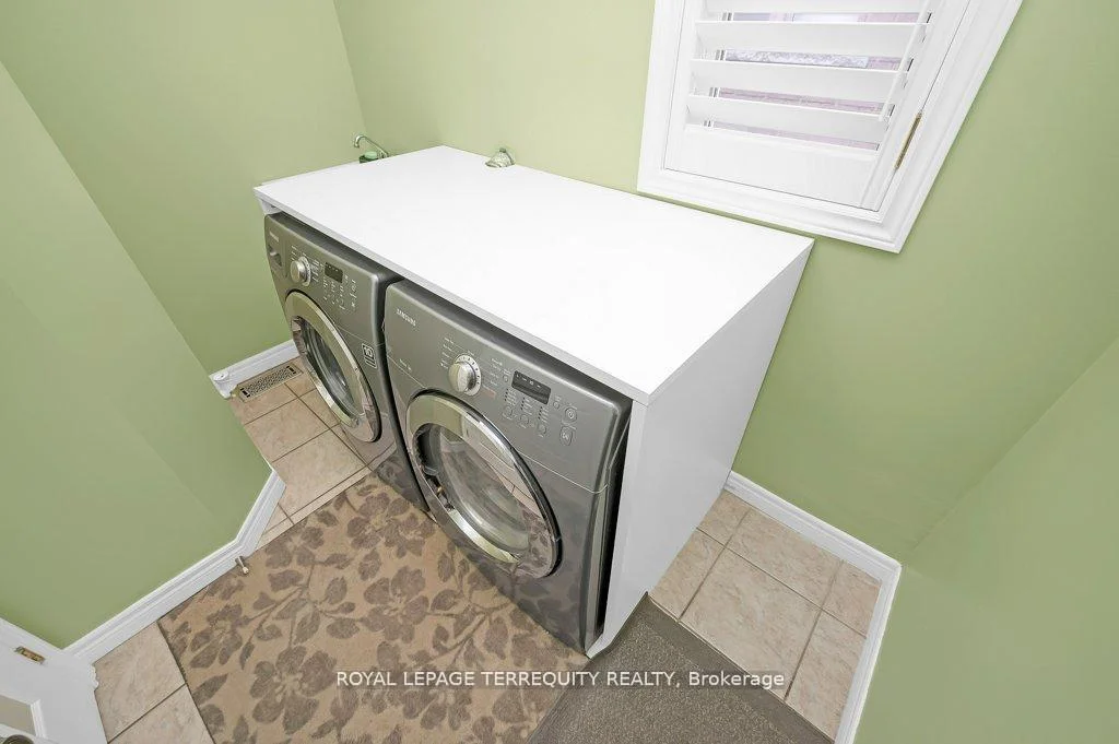 Photo 18 of 15 Armour Crescent, Hamilton, Meadowlands — HOMEH