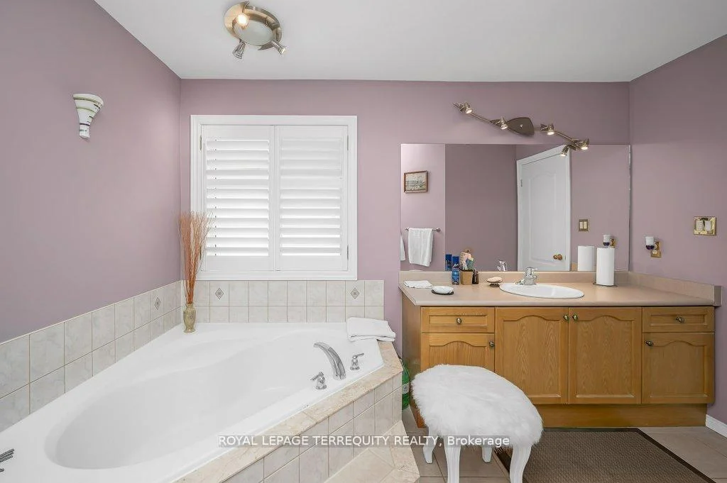 Photo 25 of 15 Armour Crescent, Hamilton, Meadowlands — HOMEH