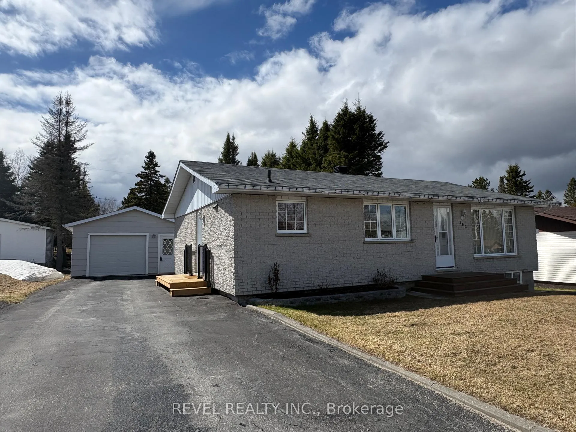 Photo 1 of 363 Thirteenth Avenue, Cochrane — HOMEH