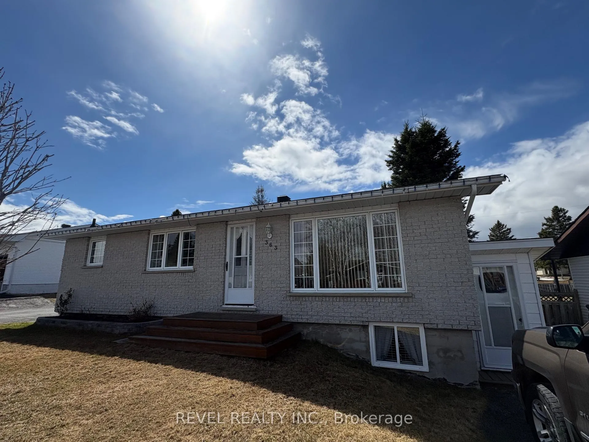 Photo 2 of 363 Thirteenth Avenue, Cochrane — HOMEH