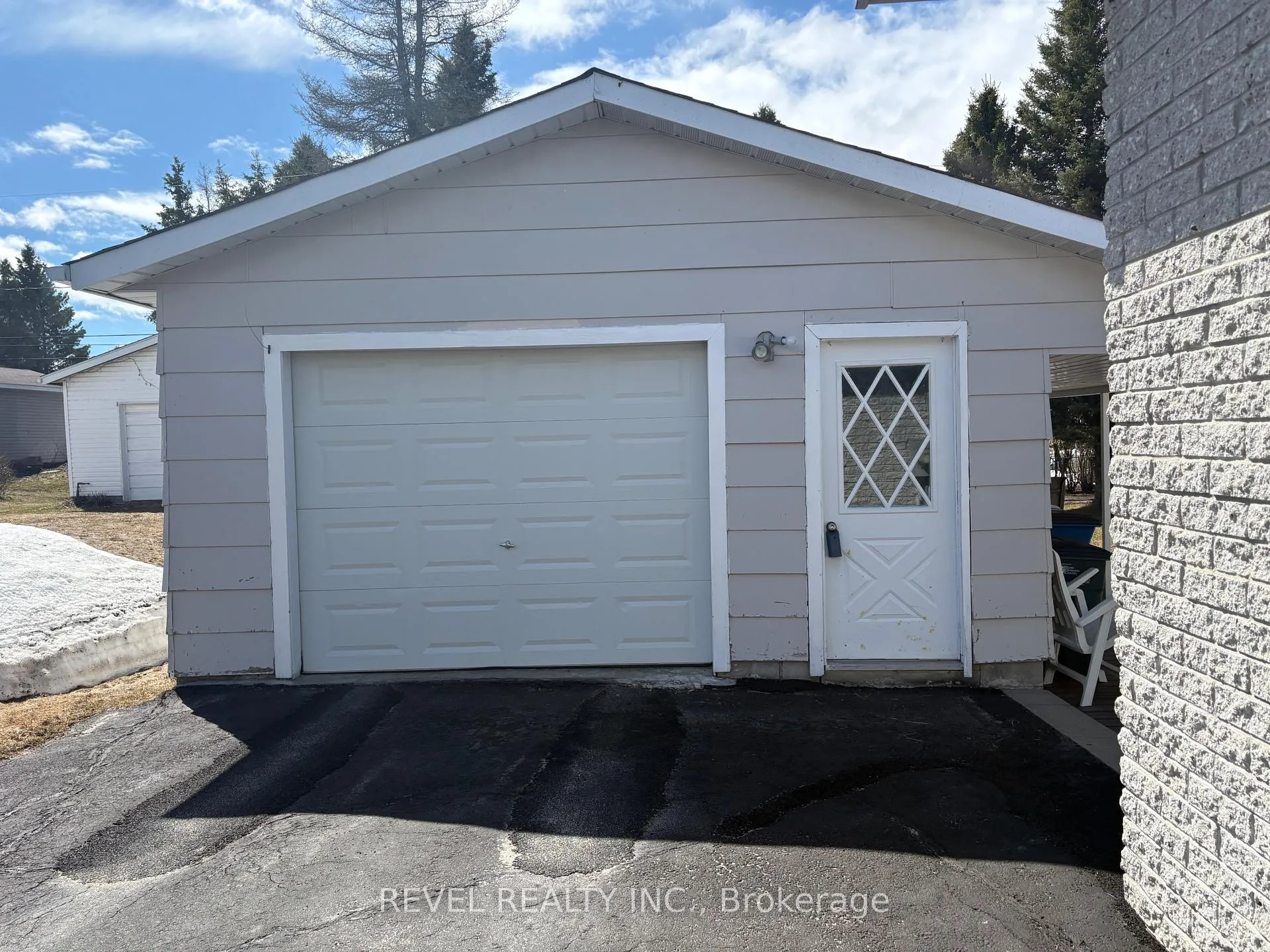 Photo 3 of 363 Thirteenth Avenue, Cochrane — HOMEH