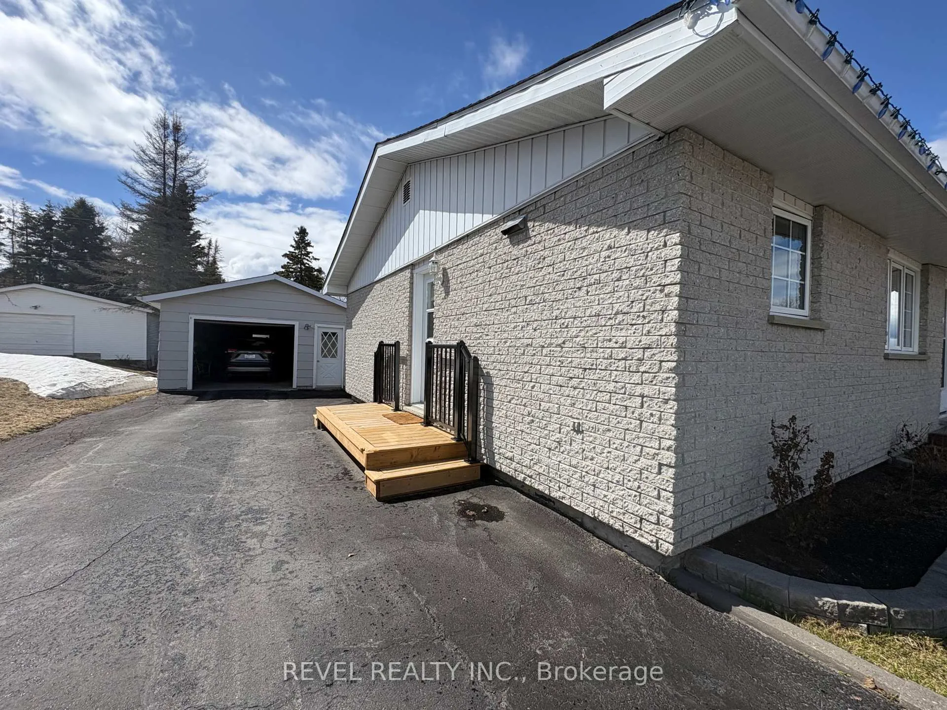 Photo 4 of 363 Thirteenth Avenue, Cochrane — HOMEH