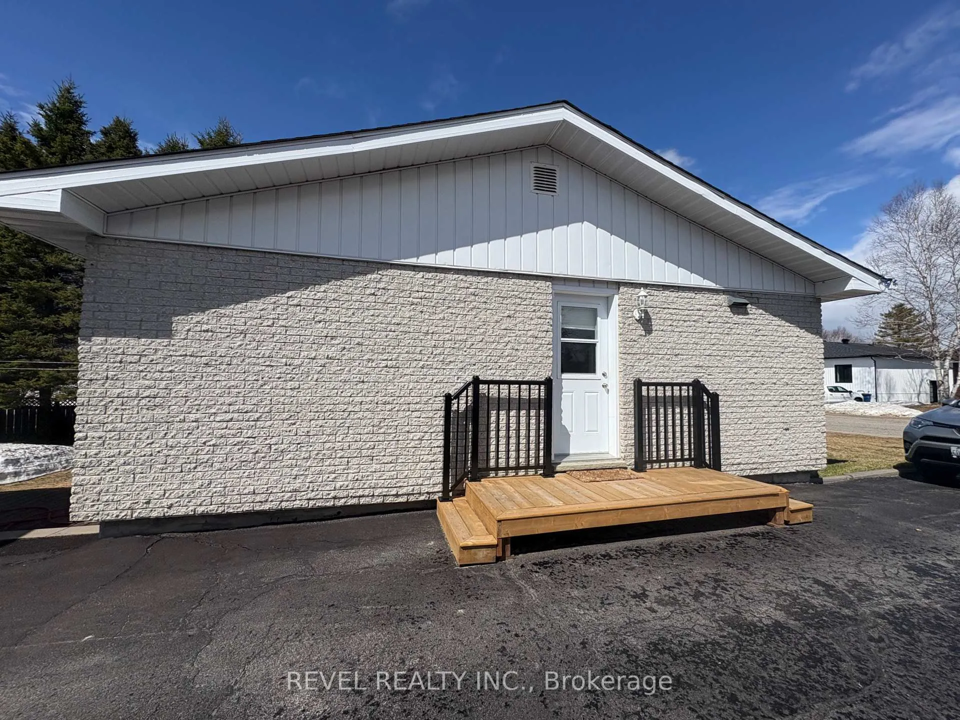 Photo 5 of 363 Thirteenth Avenue, Cochrane — HOMEH