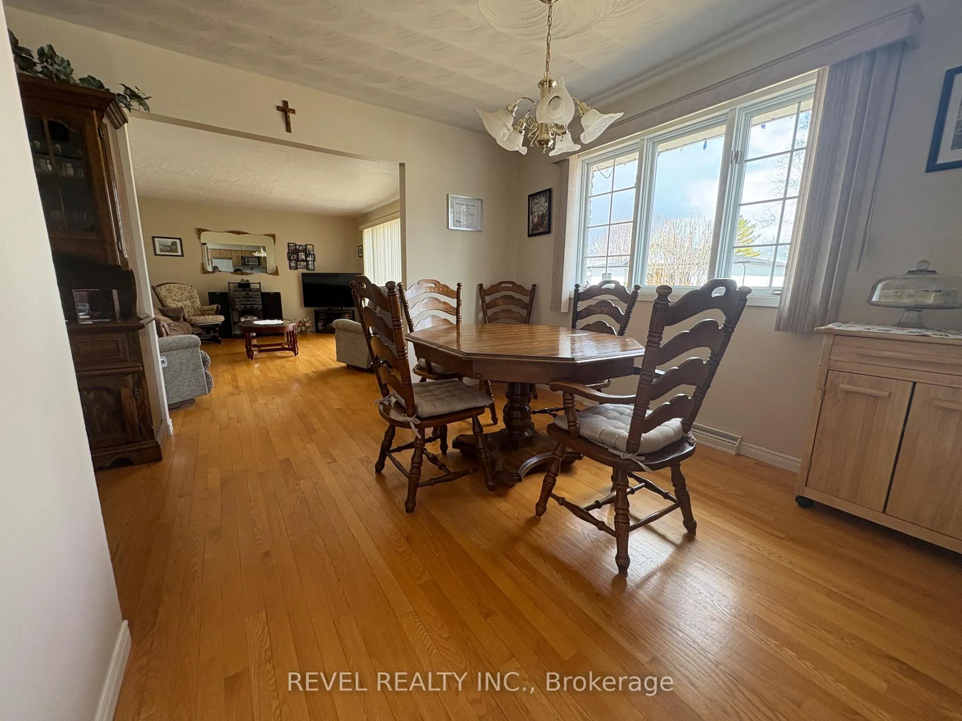 Photo 11 of 363 Thirteenth Avenue, Cochrane — HOMEH