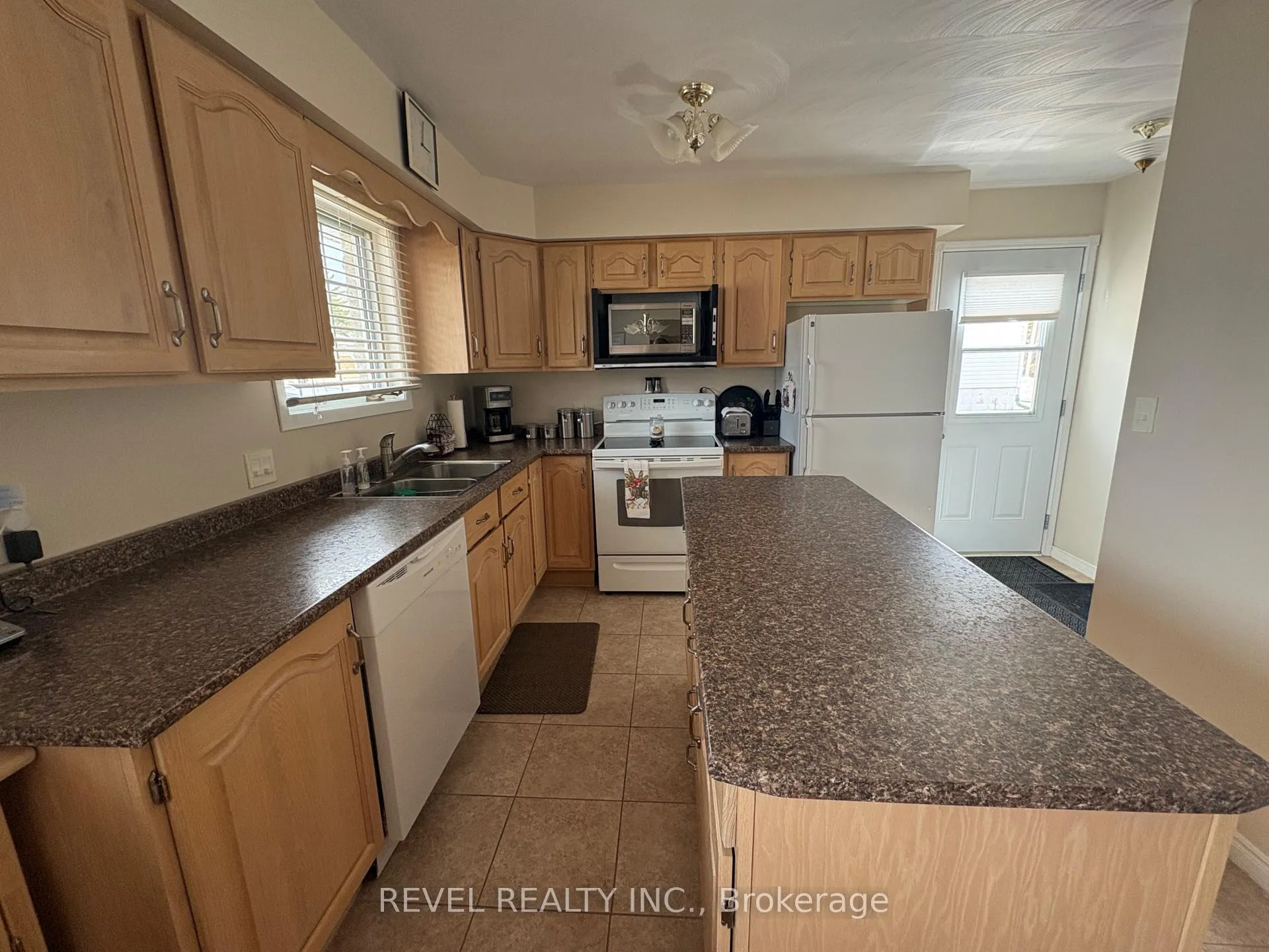 Photo 12 of 363 Thirteenth Avenue, Cochrane — HOMEH