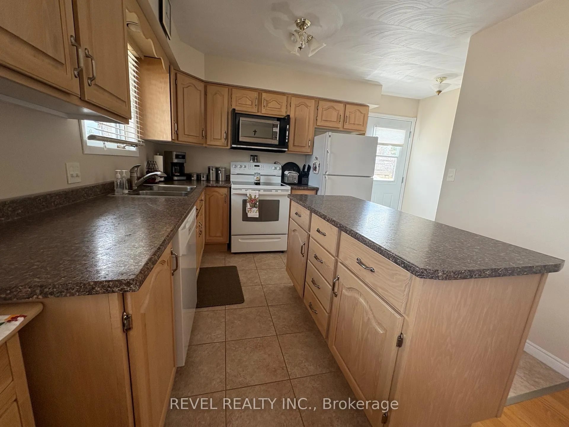 Photo 13 of 363 Thirteenth Avenue, Cochrane — HOMEH