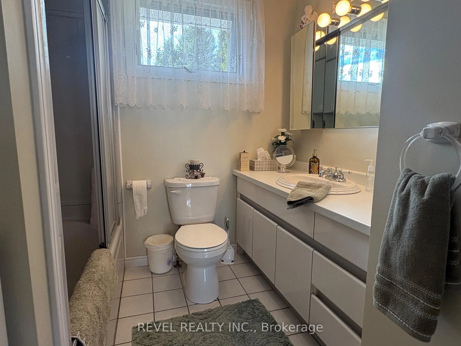 Photo 15 of 363 Thirteenth Avenue, Cochrane — HOMEH