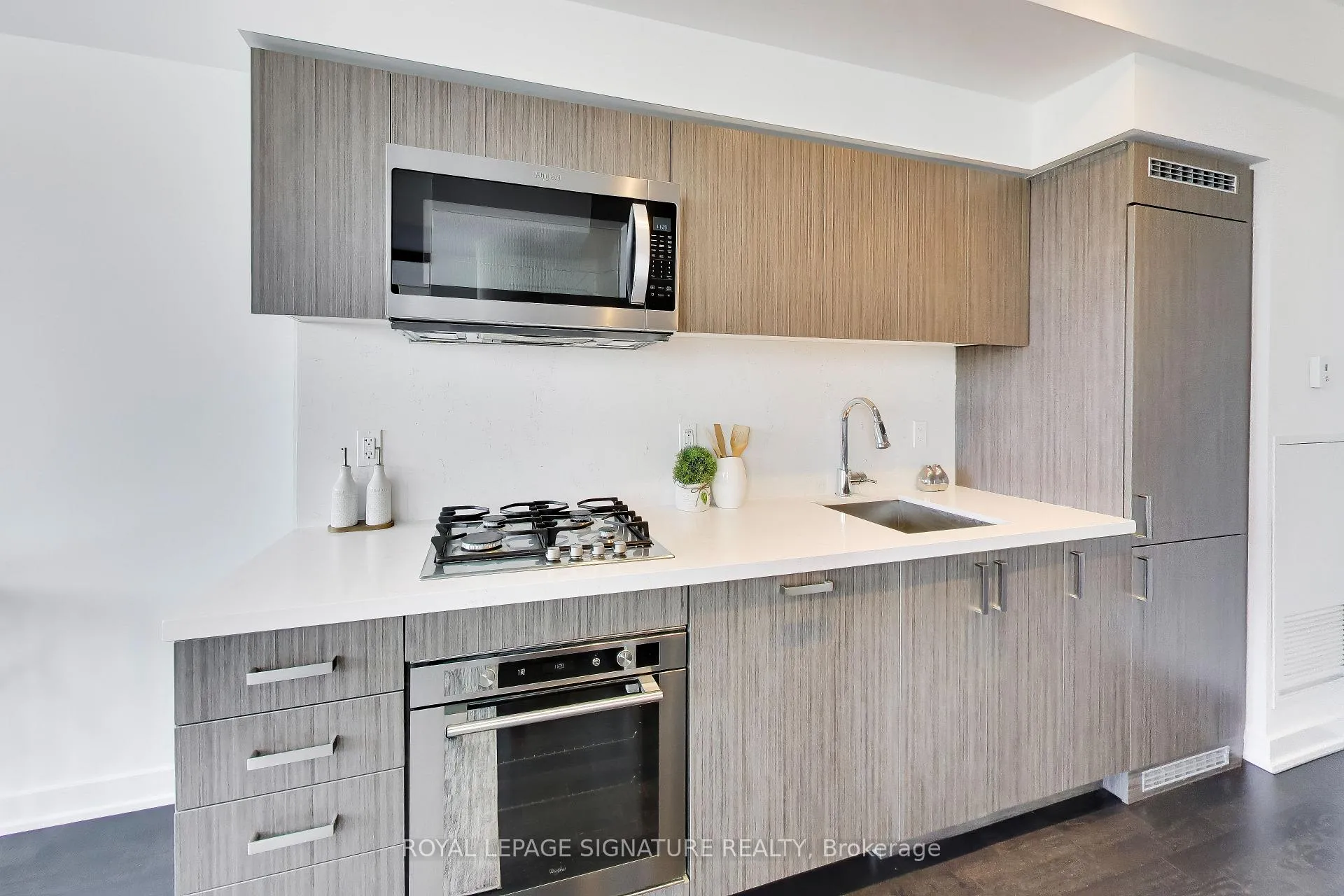 Photo 9 of Unit 501, 501 St Clair Avenue W, Toronto, Casa Loma — HOMEH