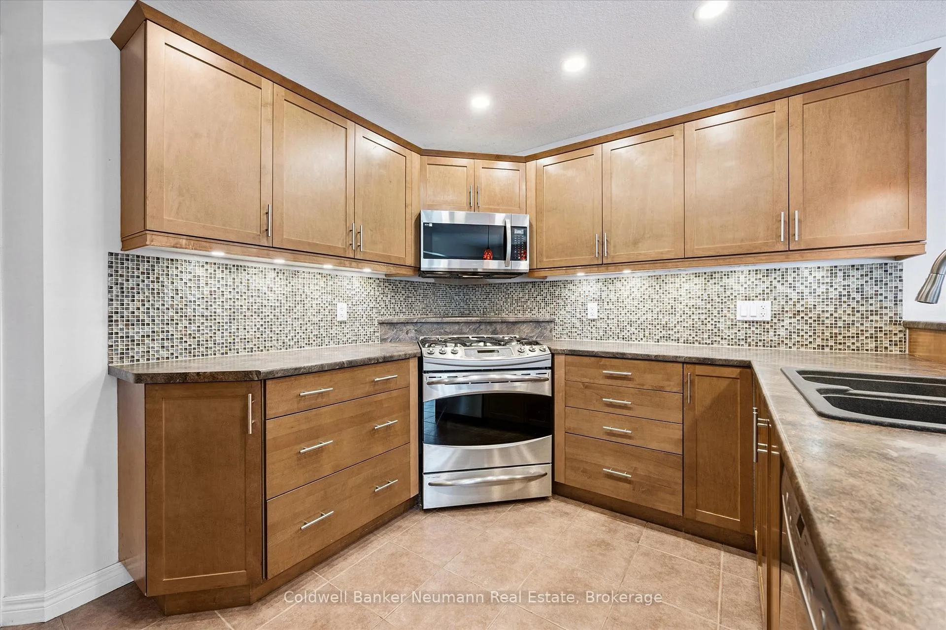 Photo 13 of 176 Colonial Drive, Guelph, Pineridge/Westminster Woods — HOMEH