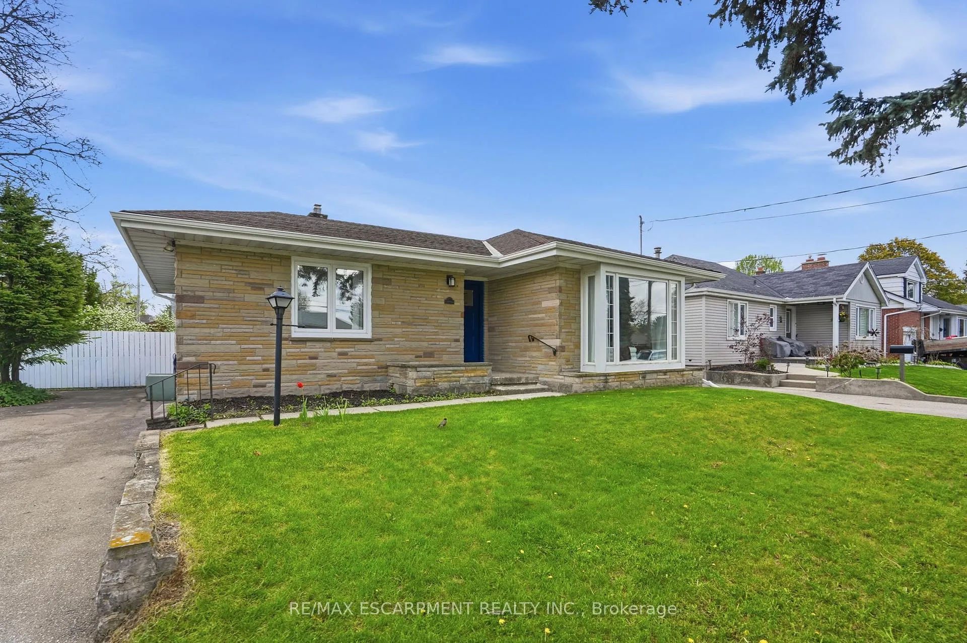 Photo 2 of 23 Mcmaster Avenue S, Hamilton, Dundas — HOMEH