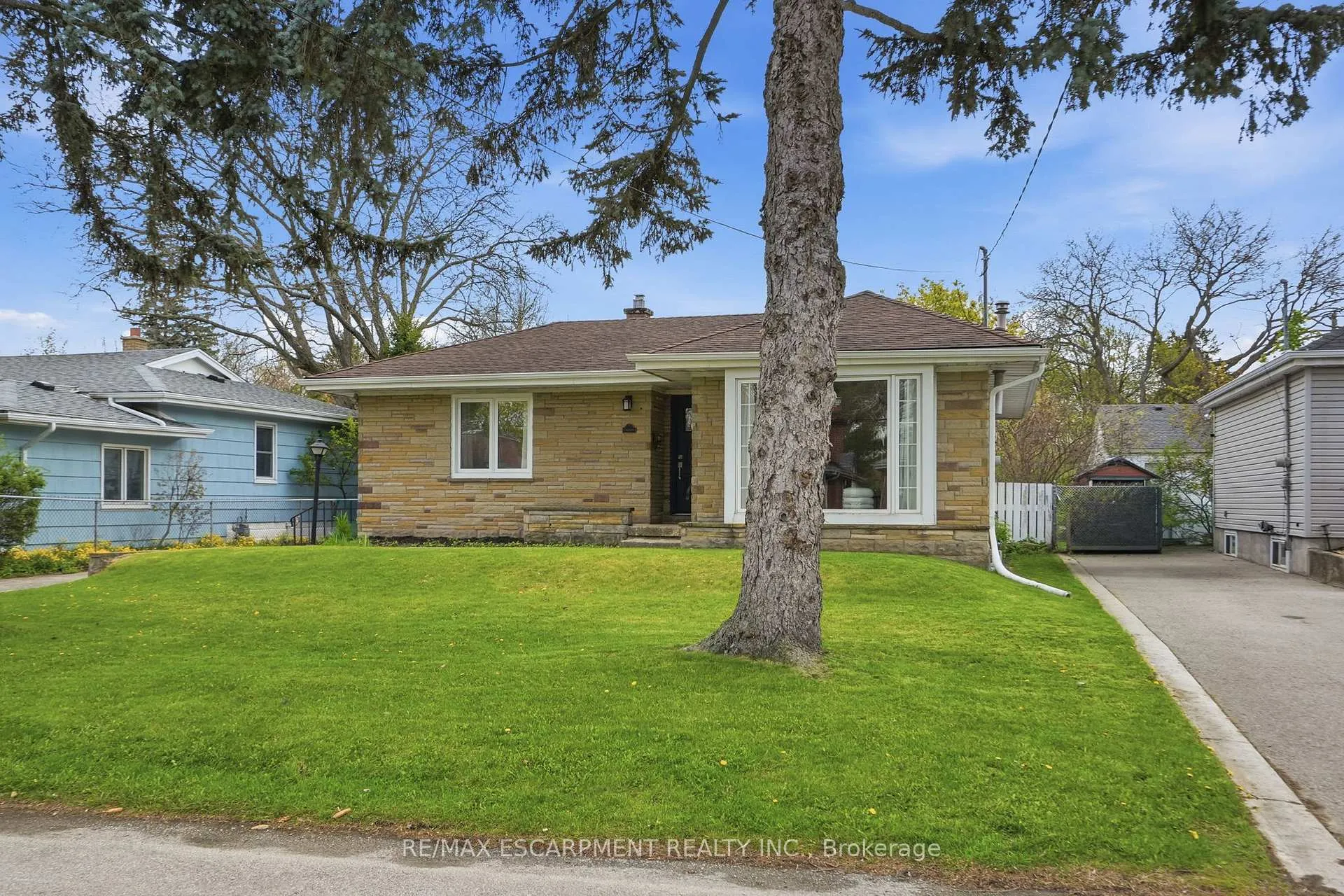Photo 3 of 23 Mcmaster Avenue S, Hamilton, Dundas — HOMEH