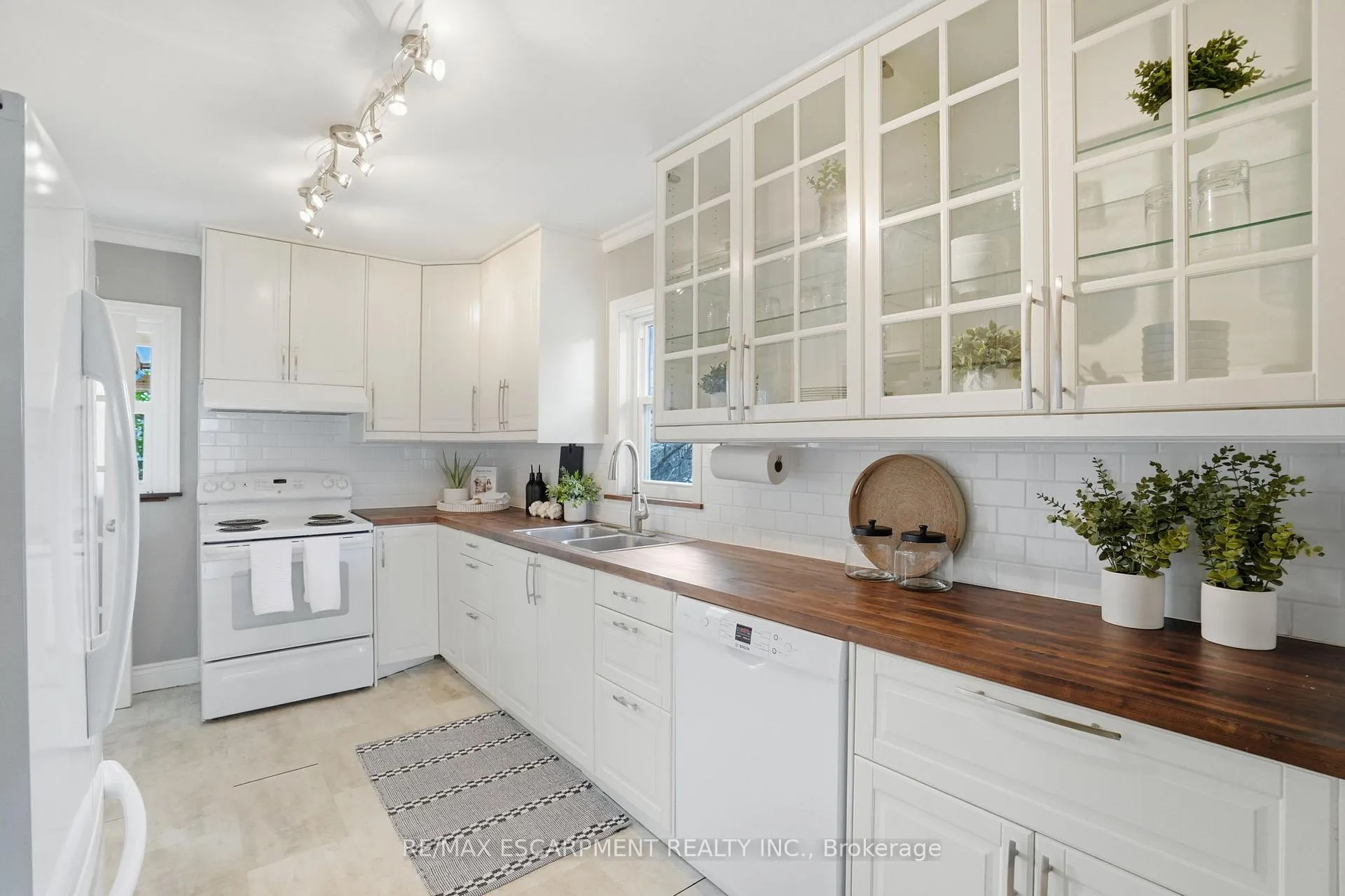 Photo 20 of 23 Mcmaster Avenue S, Hamilton, Dundas — HOMEH