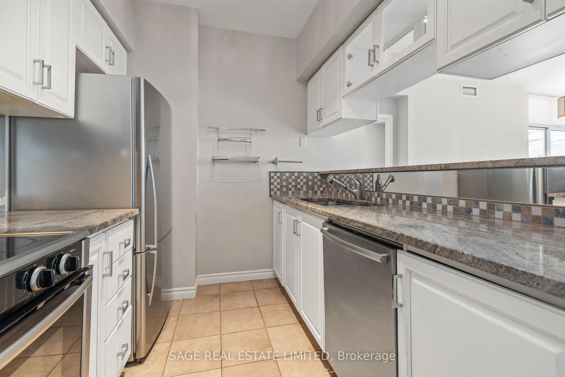 Photo 8 of Unit 803, 1 Dear Park Crescent, Toronto, Yonge-St. Clair — HOMEH