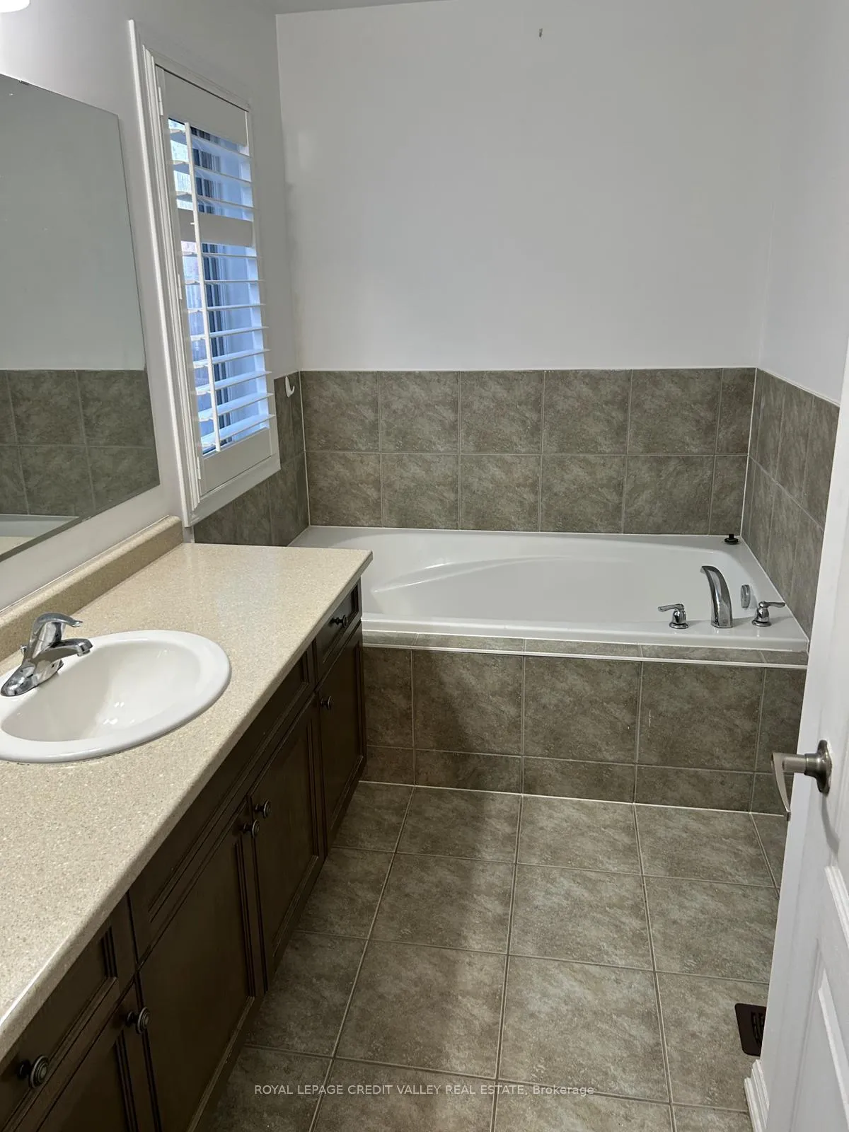 Photo 17 of Unit Upper, 29 Robert Parkinson Drive, Brampton, Northwest Brampton — HOMEH