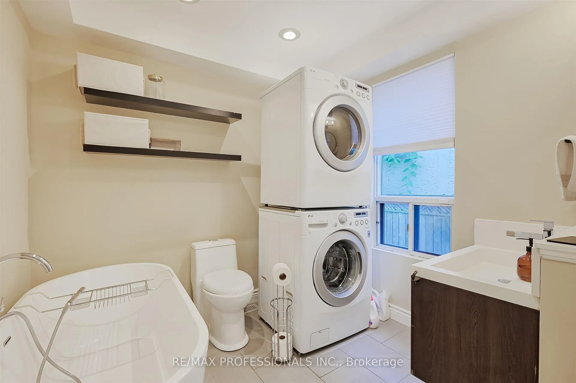 Photo 32 of 53 Tilden Crescent, Etobicoke, Humber Heights — HOMEH