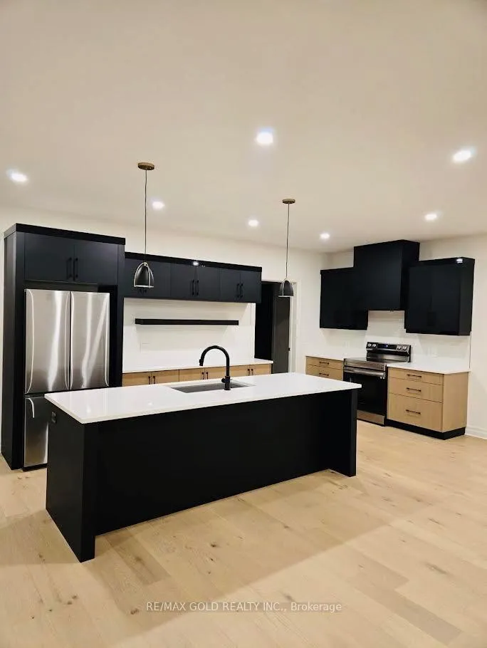Photo 5 of 7537 Splendour Drive, Niagara Falls, Brown — HOMEH