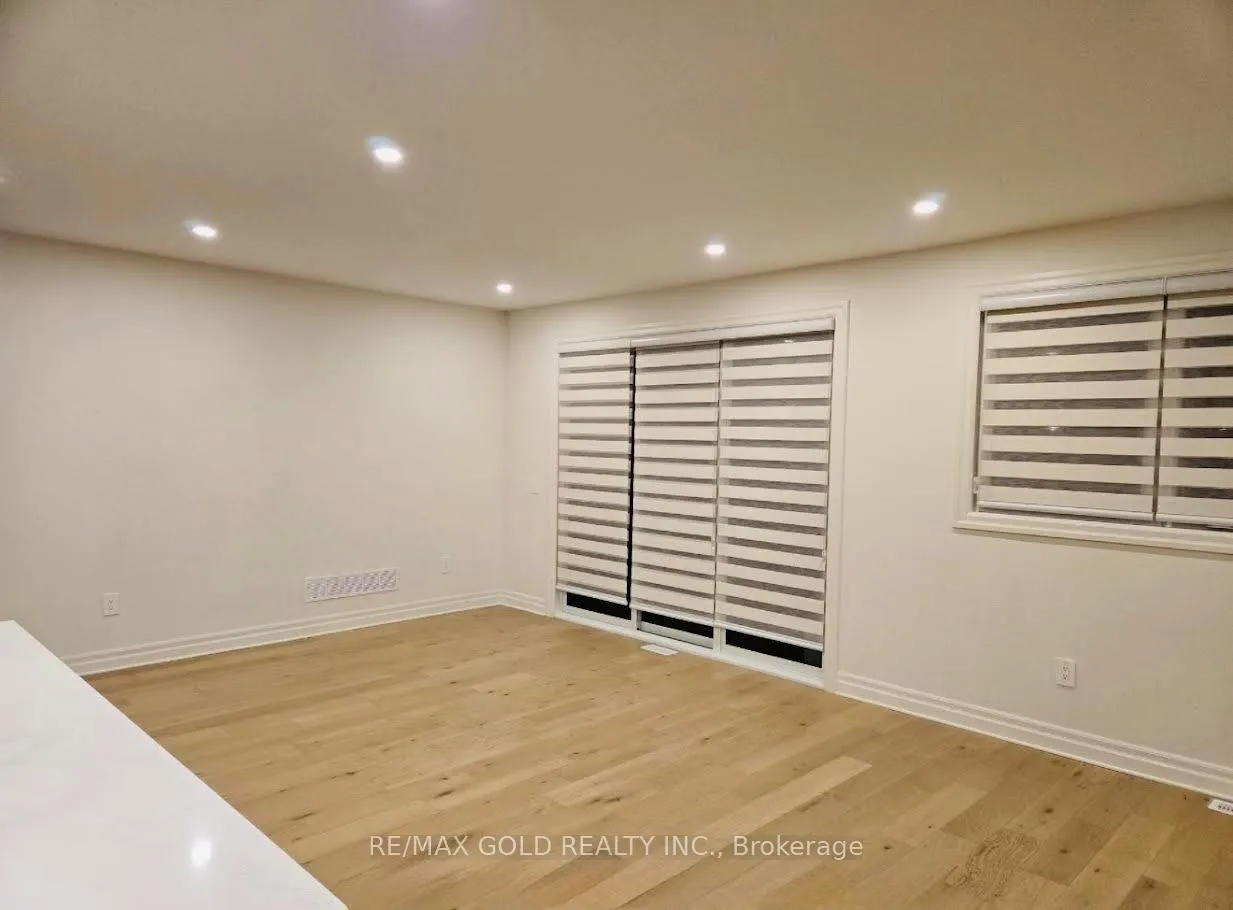 Photo 7 of 7537 Splendour Drive, Niagara Falls, Brown — HOMEH