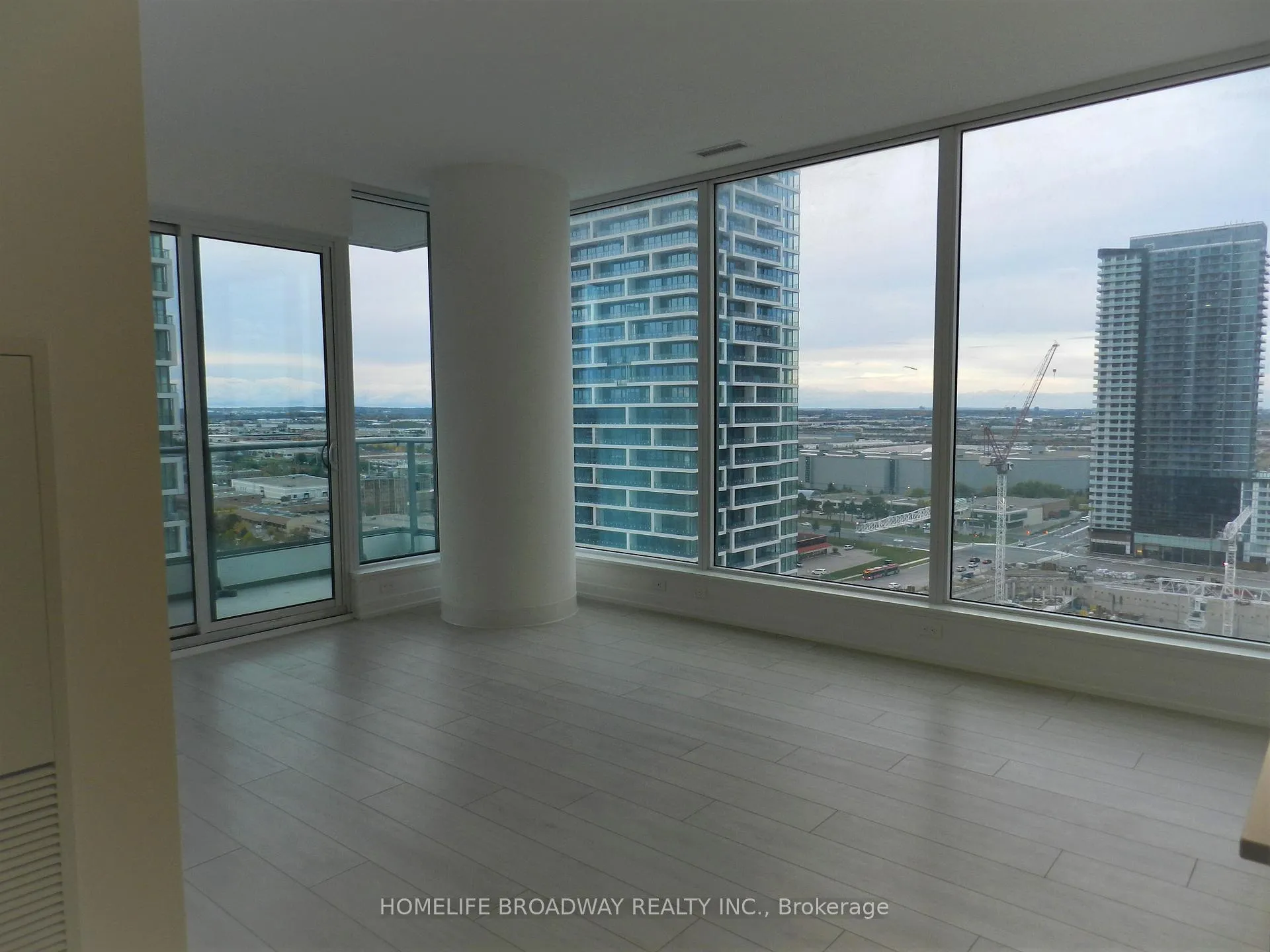 Photo 3 of Unit 2102, 5 Buttermill Avenue, Vaughan, Concord — HOMEH