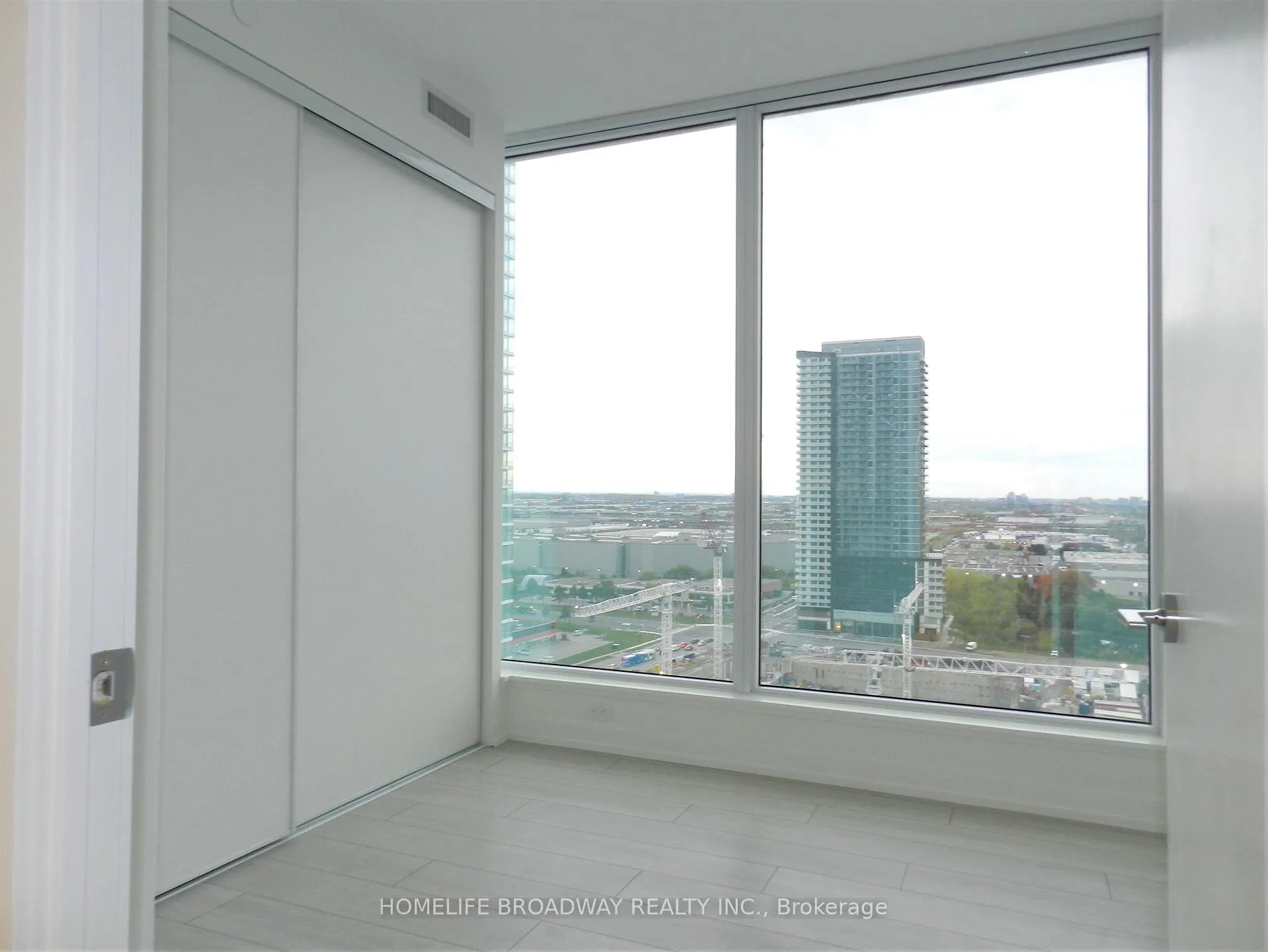 Photo 5 of Unit 2102, 5 Buttermill Avenue, Vaughan, Concord — HOMEH