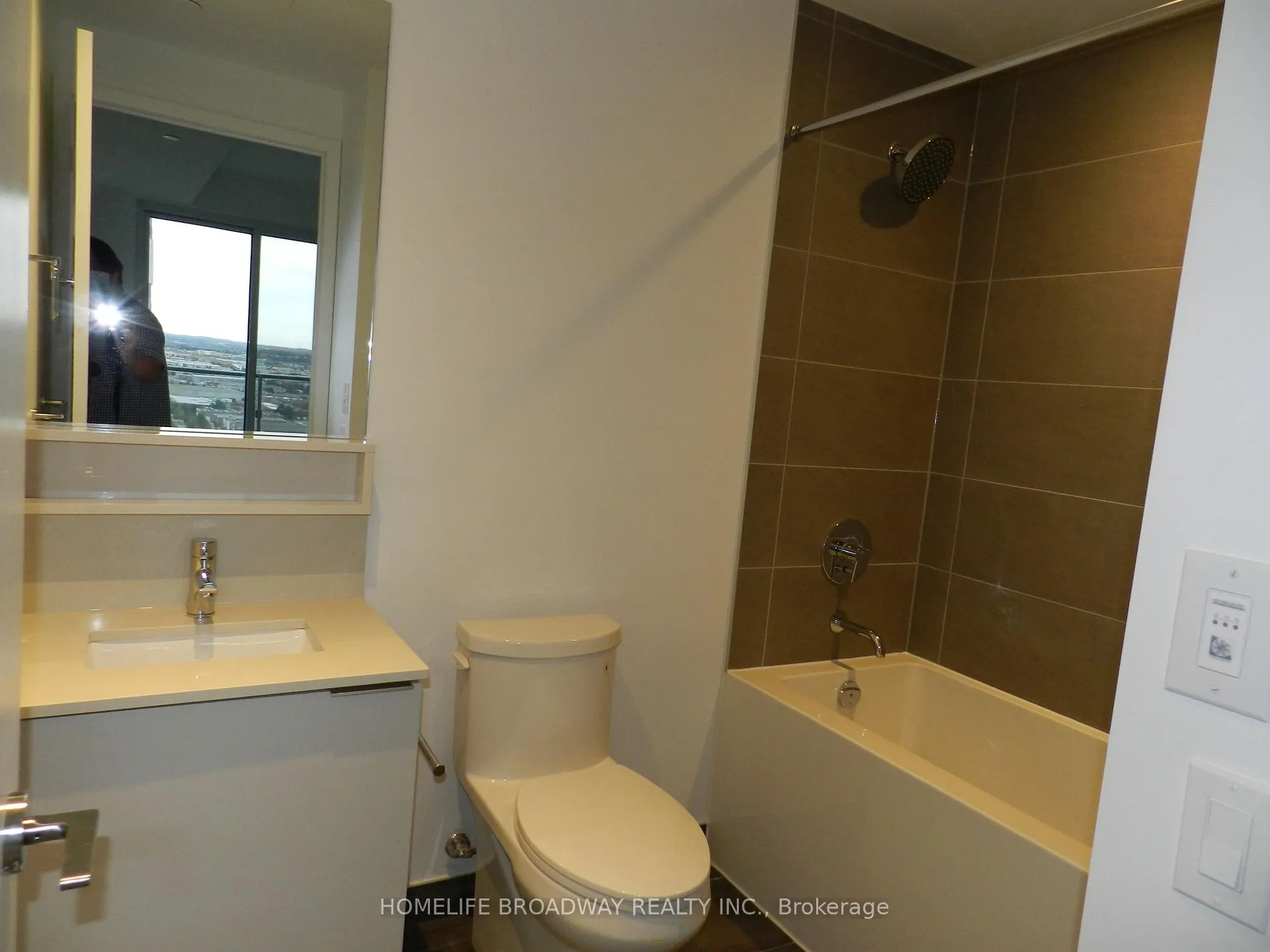Photo 8 of Unit 2102, 5 Buttermill Avenue, Vaughan, Concord — HOMEH
