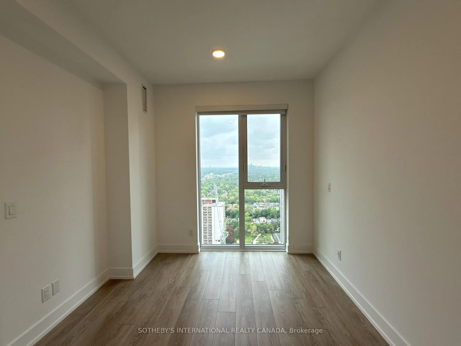 Photo 5 of Unit 3608, 200 Redpath Avenue, Toronto, Mount Pleasant East — HOMEH