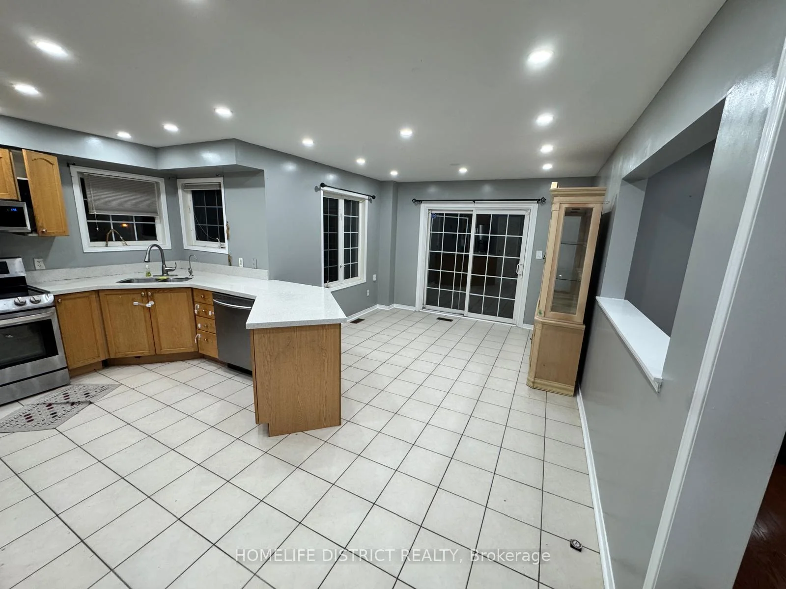 Photo 3 of 1100 Ashgrove Crescent, Oshawa, Pinecrest — HOMEH