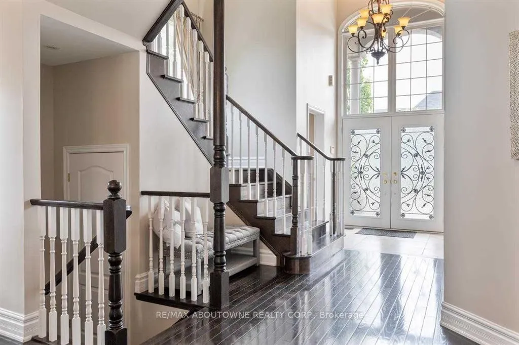 Photo 5 of 2500 Millstone Drive, Oakville, Westmount — HOMEH