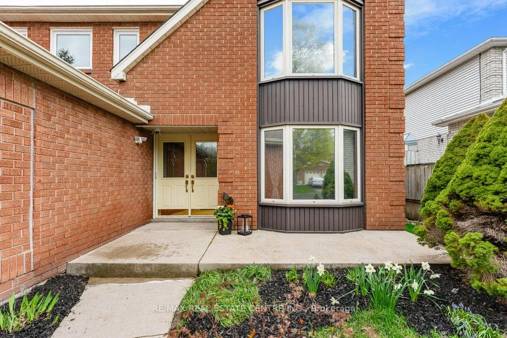 Photo 2 of 40 Old Maple Lane, Kitchener — HOMEH