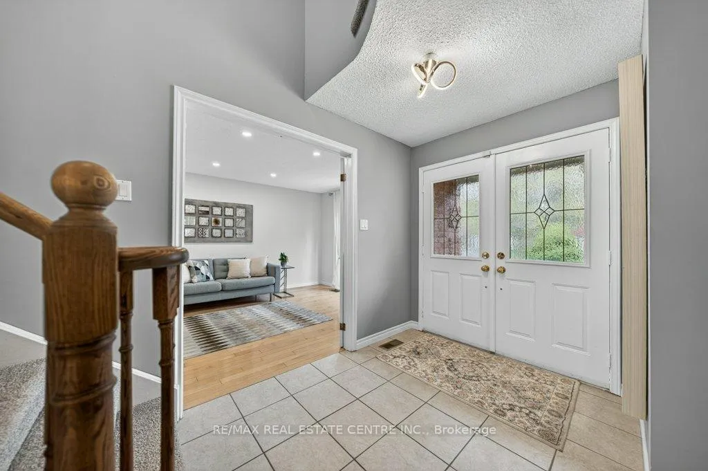 Photo 3 of 40 Old Maple Lane, Kitchener — HOMEH