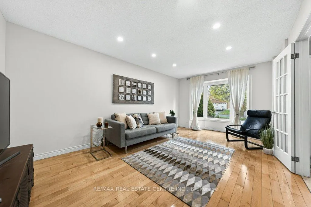 Photo 4 of 40 Old Maple Lane, Kitchener — HOMEH