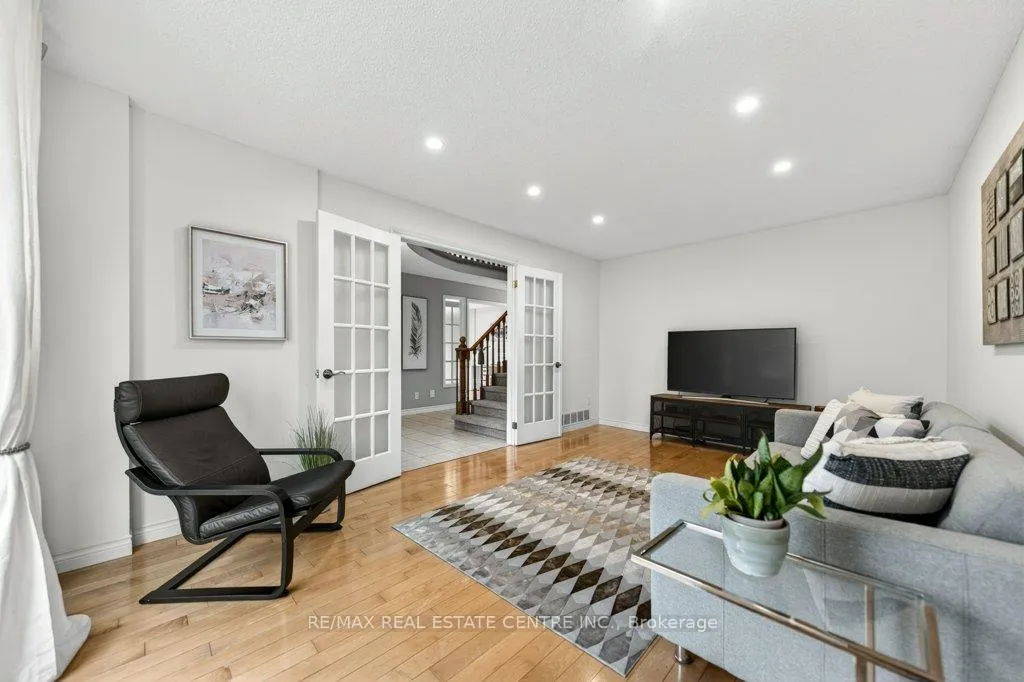 Photo 5 of 40 Old Maple Lane, Kitchener — HOMEH