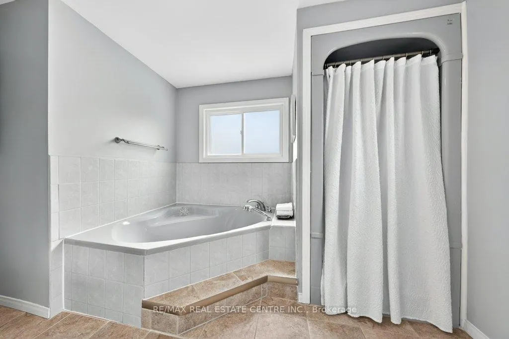 Photo 20 of 40 Old Maple Lane, Kitchener — HOMEH