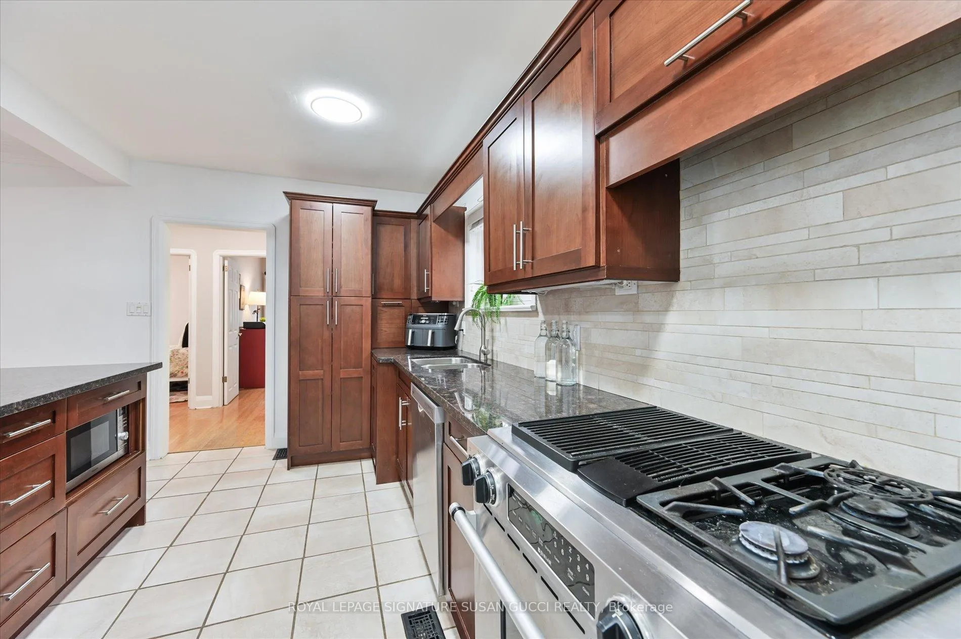 Photo 11 of 218 Glenwood Crescent, Toronto, O'Connor-Parkview — HOMEH
