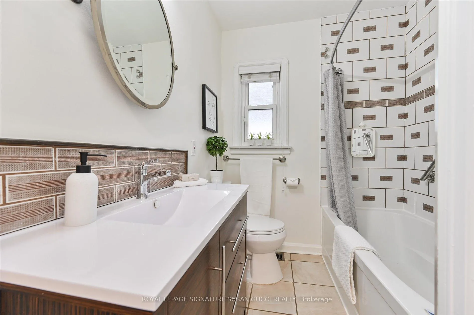 Photo 15 of 218 Glenwood Crescent, Toronto, O'Connor-Parkview — HOMEH