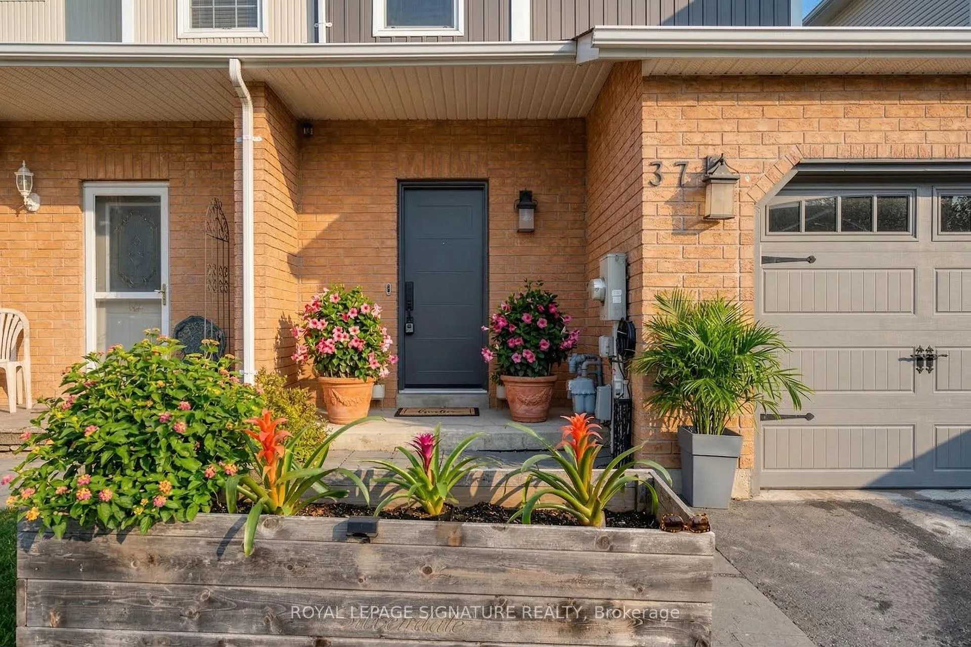Photo 3 of 37 Wrendale Crescent, Georgina, Keswick South — HOMEH