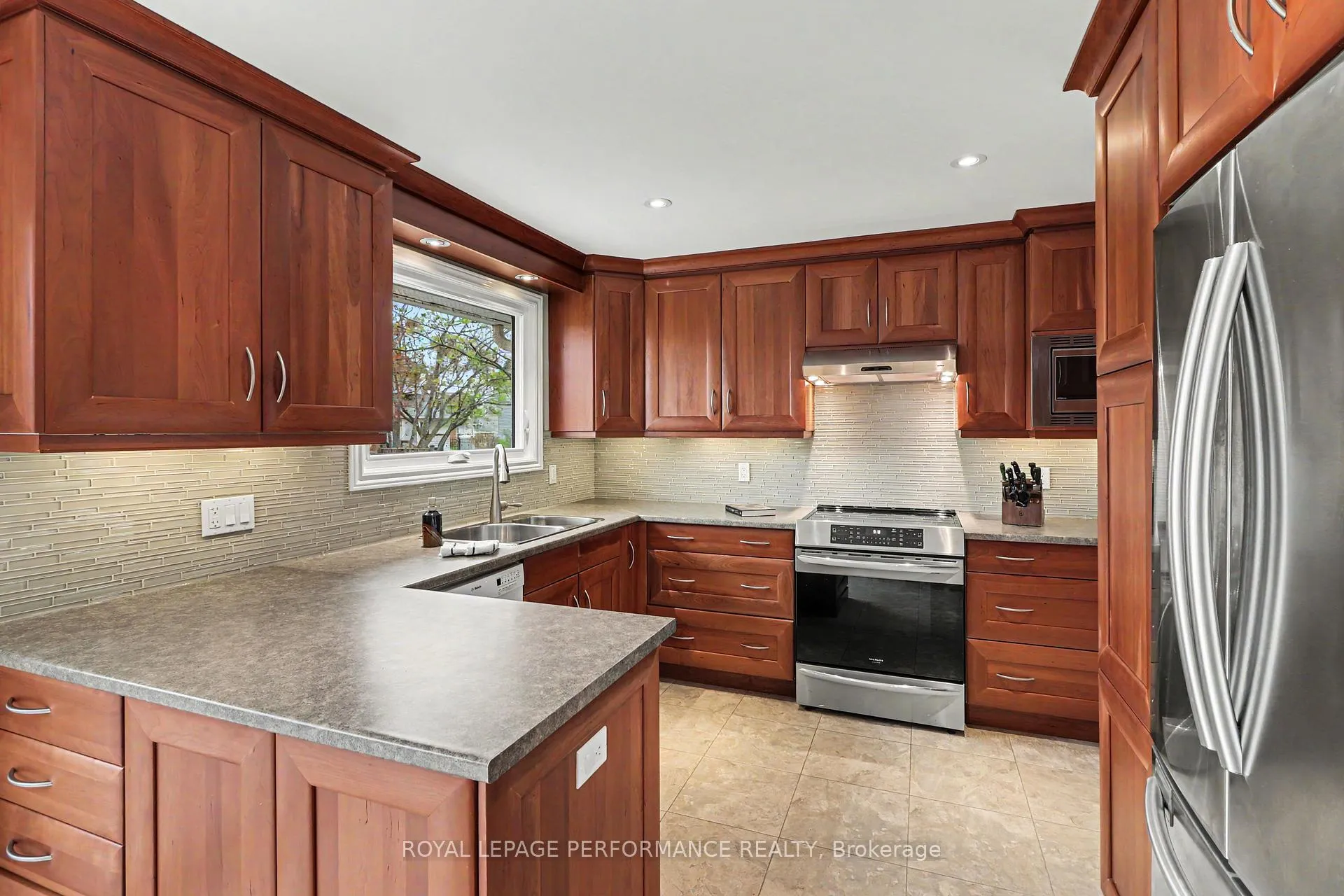 Photo 10 of 1150 Sauterne Park, Ottawa, Convent Glen — HOMEH
