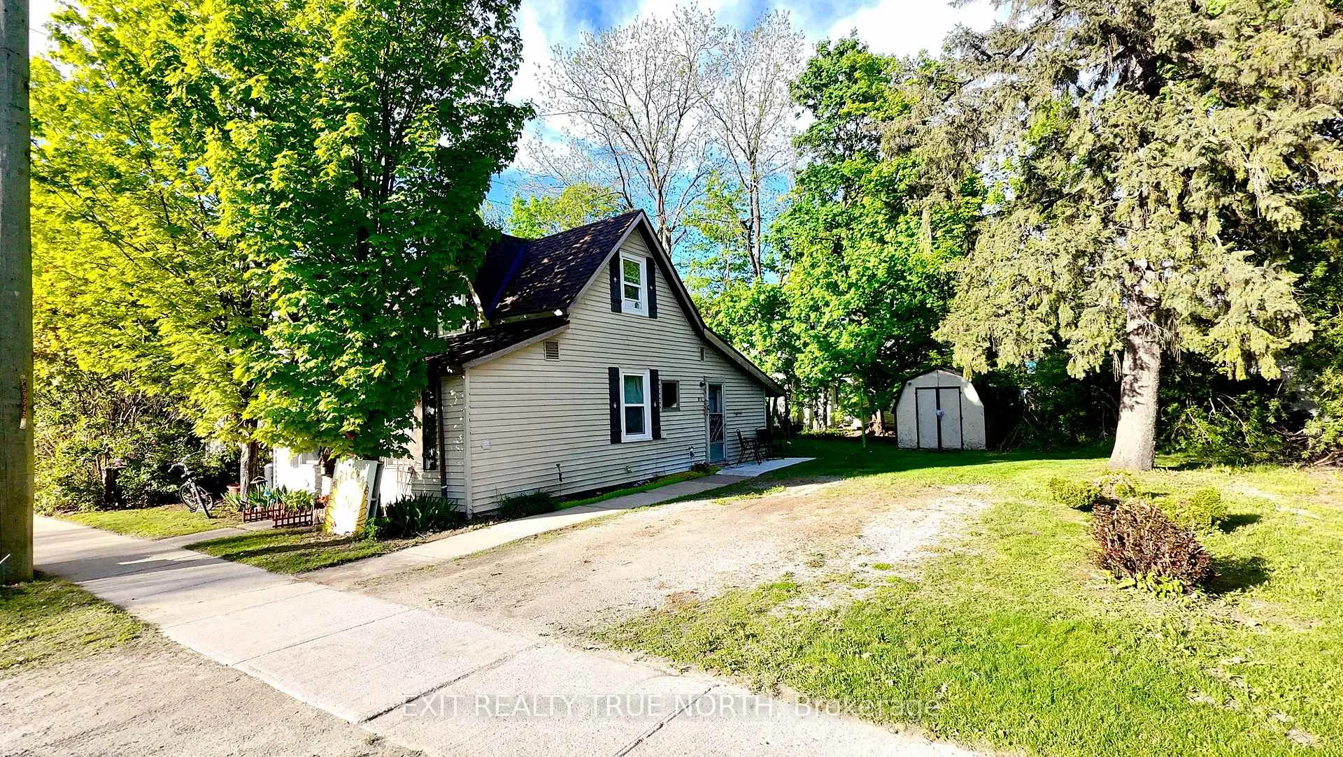 Photo 2 of 211 Bishop Street, Gravenhurst, Muskoka (S) — HOMEH