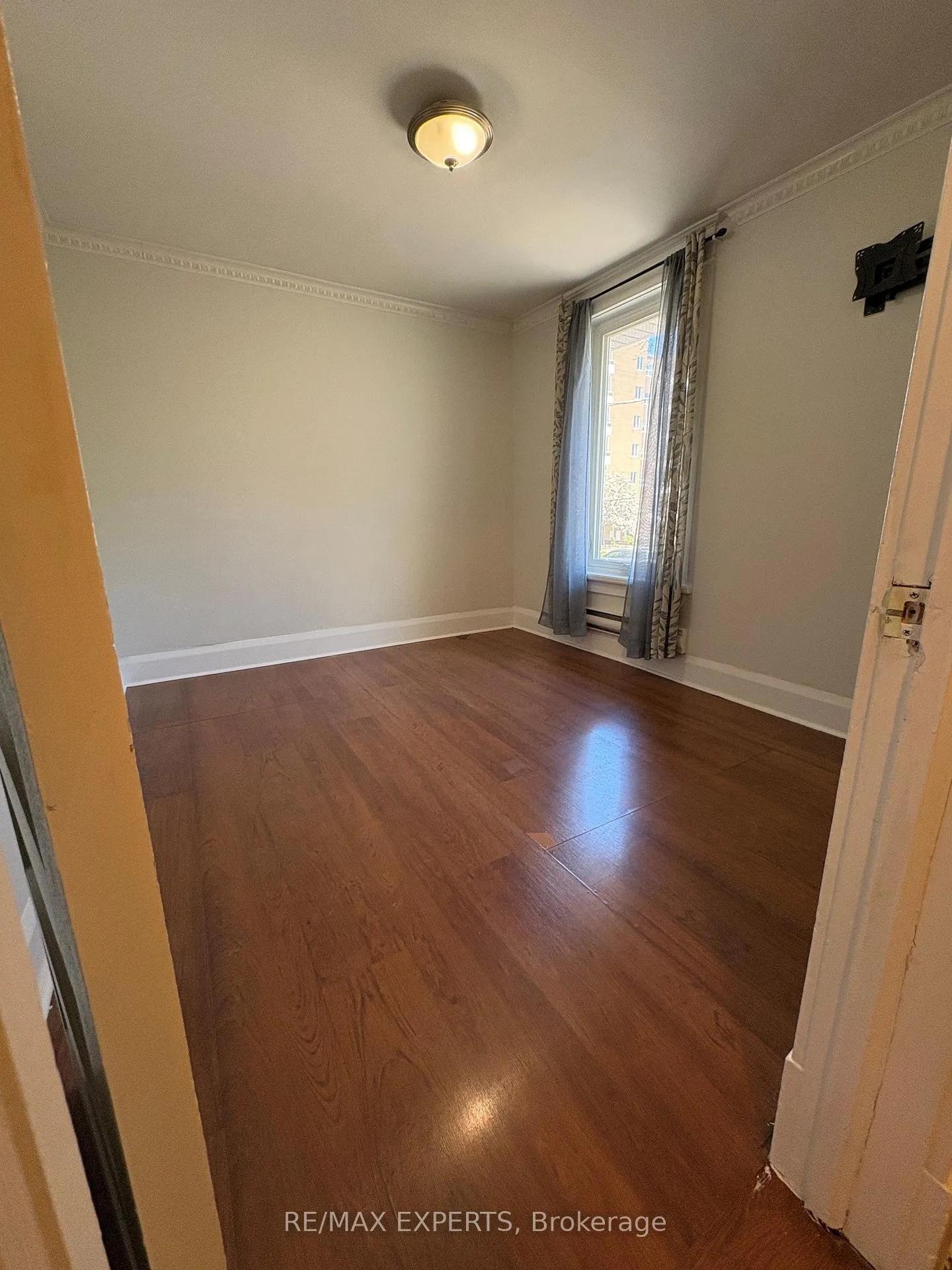Photo 8 of 42 Union Street, Brampton, Downtown Brampton — HOMEH