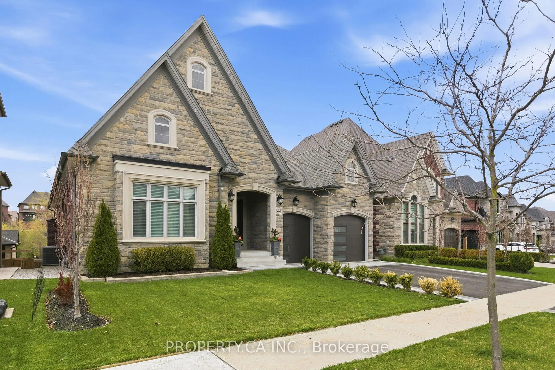 Photo 2 of 44 Hogan Court, King, King City — HOMEH