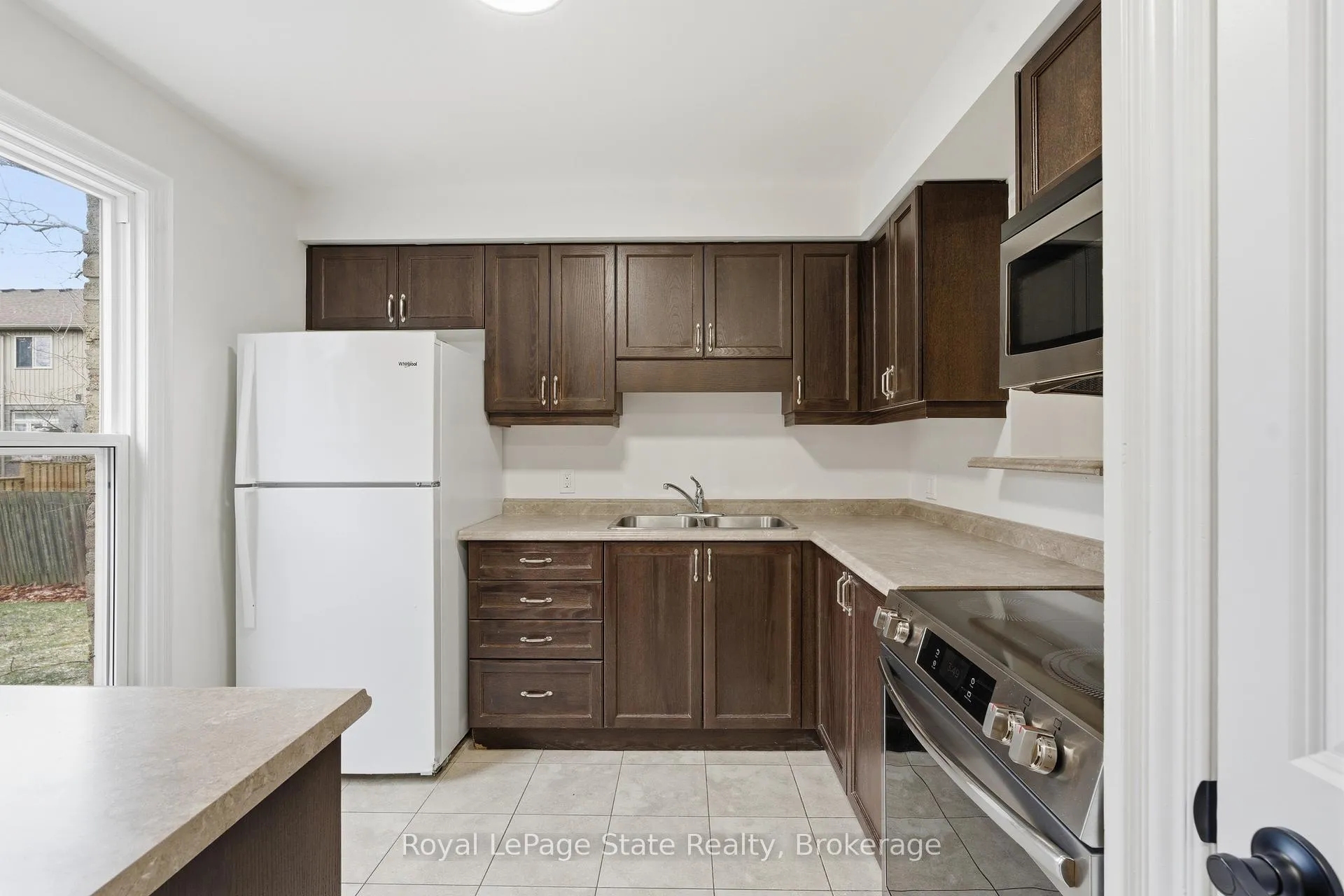 Photo 4 of Unit 9, 75 Ventura Drive, St. Catharines, Haig — HOMEH